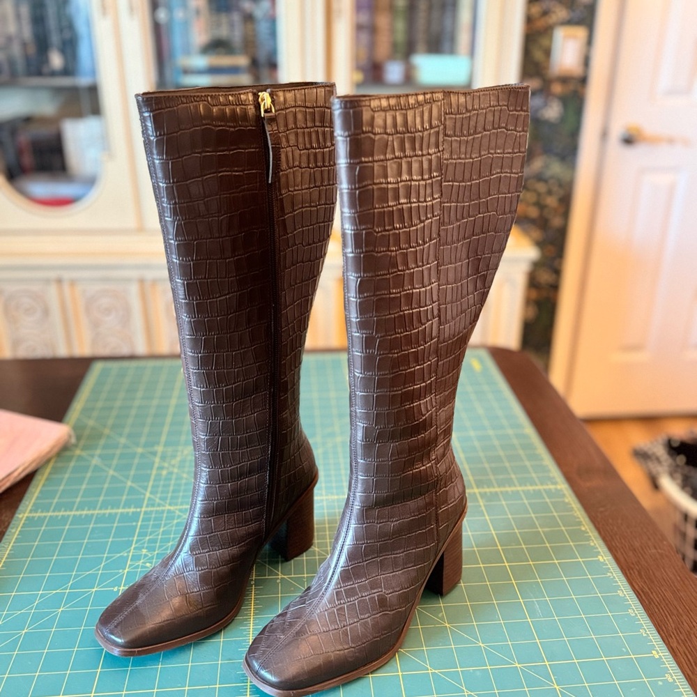 NWOT Journee Collection Wide Calf Dark Brown Croc-Embossed Heeled Boots
